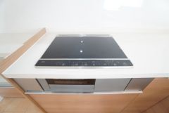 お手入れのしやすいIHクッキングヒーターです。3口コンロなので、効率よくお料理が楽しめます。毎日のお料理も楽しくなりますね＾＾