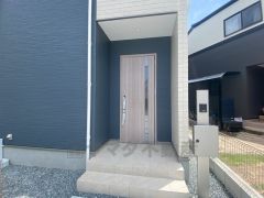 玄関扉にスリットのある明るい玄関です＾＾屋根があるので雨の日も安心してカバンの中から鍵が探せますね＾＾ 扉を開けてすぐ道路ではないので小さなお子様がいても安心ですね＾＾ 