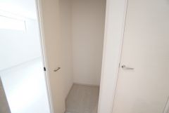 キッチン横にはパントリーが設けられています。長期保存ができるもの、調理器具、防災グッズを入れておくのもいいですね。