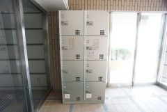 宅配ボックス付き。お仕事中や外出中などの不在時にも荷物が受け取れるのはとっても便利ですね＾＾セキュリティ面でも安心です＾＾
