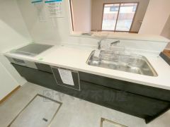 対面式キッチンなのでリビングにいるご家族とコミュニケーションを取りながら洗い物や、お料理が楽しめそうですね＾＾ 