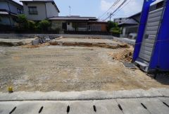 駐車スペースはゆとりある2台分を確保。マイカー用に、お客さま用に、余裕を持ってご利用いただけます。