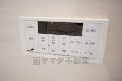 湯量・湯温の設定、そして保温までワンタッチのフルオートバス。便利な追い炊き機能付きです。