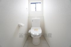 1階2階の2ヶ所にトイレがありますので、忙しい朝にも家族に気を使わず、ゆとりが生まれますね＾＾ 小窓付きで換気する時に便利です＾＾