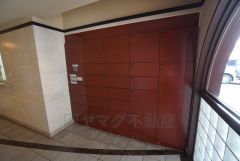 宅配ボックス付き。お仕事中や外出中などの不在時にも荷物が受け取れるのはとっても便利ですね＾＾セキュリティ面でも安心です＾＾ 