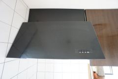 調理時の蒸気や匂いが換気扇に誘導され、効率的に排煙ができます＾＾