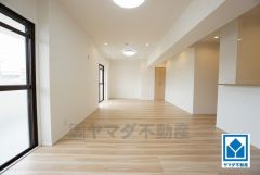 約22.7帖の広々としたリビングLDK。 南側の掃き出し窓からは暖かな陽が入り込み、気持ちの良い毎日が送れそうですね＾＾