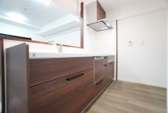 収納も、作業スペースも広々と設けられた使いやすいシステムキッチンです＾＾ 作業スぺ―スや収納スペースが広いので、すっきり整理整頓してお料理できますね。