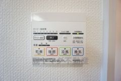 浴室暖房乾燥機には、暖房、乾燥、涼風、換気の4つの機能が付いています。タイマー付きです。