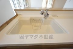大きなお鍋も楽々洗える幅の広いシンクです＾＾お掃除もらくらく＾＾洗剤やスポンジもすっきりできる収納付き。 