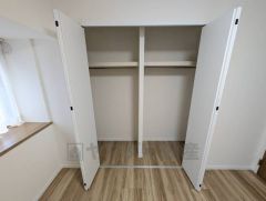 洋室にはハンガーパイプ付きのクローゼットが設けられています。たっぷり収納できるので衣替えの心配もいりませんね＾＾ 全居室収納スペース付き。 