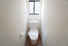 1階2階の2ヶ所にトイレがありますので、忙しい朝にも家族に気を使わず、ゆとりが生まれますね＾＾ 小窓付きで換気する時に便利です＾＾