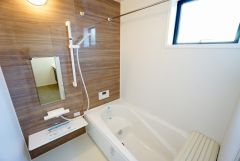 同仕様写真。1日の疲れを癒すくつろぎのバスルーム。足を伸ばしてもゆったりと入れるサイズです。お子様と一緒にお風呂に入っても狭くないですね^^