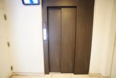 重い荷物を運ぶのにも便利なエレベーター付です。