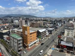 バルコニーからの眺望です。前面に遮るものがなく景色を一望できます。南向きで、日当たりも良好。お洗濯物が良く乾きます。