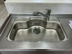 大きなお鍋も楽々洗える幅の広いシンクです＾＾ステンレスシンクなので簡単にお掃除できますよ。洗剤やスポンジもすっきりできる収納付き。