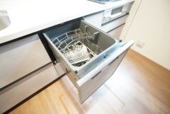 炊事時間を大幅に短縮できる食器洗浄乾燥機付き＾＾食器を洗う手間が減るので家族とのコミュニケーションの時間や自分の時間が増えますね。