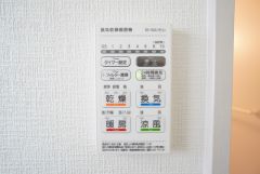 浴室暖房乾燥機には、暖房、乾燥、涼風、換気の4つの機能が付いています。タイマー付きです。換気・雨の日の洗濯も安心です＾＾