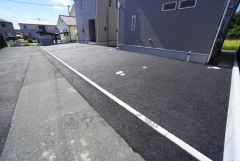 駐車スペースはゆとりある2台分を確保。マイカー用に、お客さま用に、余裕を持ってご利用いただけます。