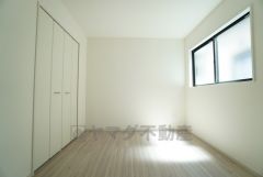 5.2帖。住む人のこだわりを活かす洋室＾＾広めのクローゼットもあり荷物もすっきり片付けられ、ゆとりのある暮らしが出来ます＾＾