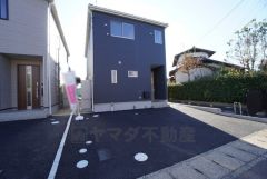 駐車スペースはゆとりある並列2台分を確保。マイカー用に、お客さま用に、余裕を持ってご利用いただけます＾＾ 