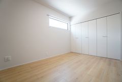 主寝室としてお使いいただけそうなこちらのお部屋は、日当たりが良く、爽やかな風を感じて起きる朝は、快適生活の始まりに。 