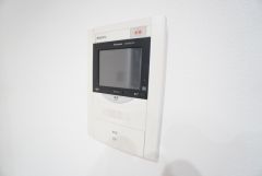 防犯はもちろん、セールスマン対策にもなるモニター付きインターホンです。お子さん1人での留守番時にも活躍しそうです。