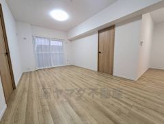 大きな掃き出し窓のあるリビングは、陽光あふれる明るい空間です。ゆったりと寛げる憩いの場となりそうです。 