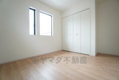 木の温もりがやさしいフローリングとシンプルなクロスで、住む人のこだわりを活かす洋室＾＾広めのクローゼットもあり荷物もすっきり片付けられ、ゆとりのある暮らしが出来ます＾＾