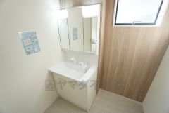 三面鏡裏収納付き洗面化粧台です＾＾ 歯磨きセットやスキンケア用品などの収納に便利ですね。