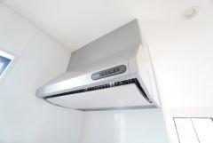 コンロ上には換気扇完備＾＾すぐ横に小窓が設けられているので、換気扇と合わせてWで換気できます＾＾