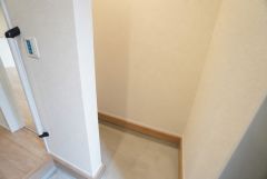 玄関にはシューズクローク付き。ベビーカーやゴルフバッグなどもしっかり収納できます＾＾