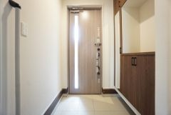 採光も考えられた明るい玄関です。たっぷり収納できるシューズボックス付きなので、家族全員の靴がきれいに整頓できます。