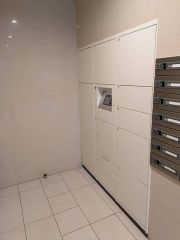 不在時でも荷物が受け取れる宅配ボックス付きです。