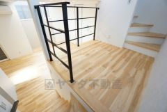 中2階のスキップフロア＾＾お子様の遊び場としても活躍してくれそうです＾＾スキップフロア下は収納になっています＾＾