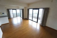 AIで荷物を消しています。大きな窓のあるリビングは、陽光あふれる明るい空間です。居心地良く、ご家族皆がゆったり寛げる憩いの空間となりそうです。