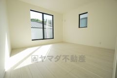 主寝室としてお使いいただけそうなこちらのお部屋は、日当たりが良く、爽やかな風を感じて起きる朝は、快適生活の始まりに。