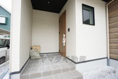 落ち着いたブラウントーンの玄関ドア。