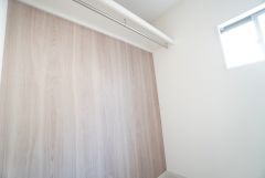 脱衣所にはハンガーパイプ付き収納あり＾＾