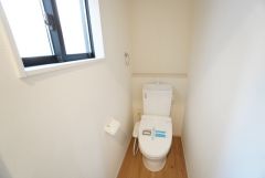 1階2階の2ヶ所にトイレがありますので、忙しい朝にも家族に気を使わず、ゆとりが生まれますね＾＾ 小窓付きで換気する時に便利です＾＾