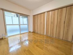 6帖。主寝室としてお使いいただけそうなこちらのお部屋は、日当たりが良く、爽やかな風を感じて起きる朝は、快適生活の始まりに。 