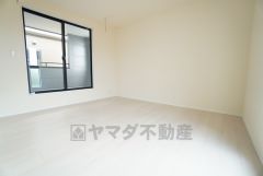 8.25帖。主寝室としてお使いいただけそうなこちらのお部屋は、日当たりが良く、爽やかな風を感じて起きる朝は、快適生活の始まりに。 
