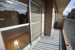 陽当たりの良いバルコニーです。お洗濯やお布団干しはもちろん、日光浴スペースにも。