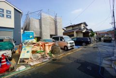 全3棟新築戸建カースペース2台付き。流行に左右されないベーシックなカラーリングは、永住にふさわしい佇まいです。