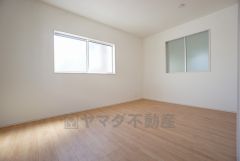 家具を選ばないナチュラルな色合いの壁紙とフローリング。