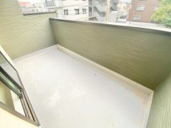 広々としたバルコニー。 天気のいい日にはお布団もまとめて干せそうですね＾＾