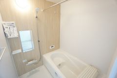 広々1坪タイプの浴槽ユニットでゆったりくつろげるバスルーム。浴室乾燥機付きで雨の日の洗濯もばっちり＾＾
