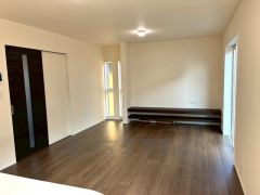 大きな掃き出し窓のあるリビングは、陽光あふれる明るい空間です。ゆったりと寛げる憩いの場となりそうです。