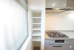 キッチン横には使い勝手の良い可動棚を設置。 高さ調整が可能で、食材のストックや調理家電、日用品までスッキリ収納できます＾＾