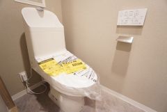壁リモコンタイプのウォシュレット付きトイレです。すっきりした見た目で、トイレ奥の掃除もしやすいです。